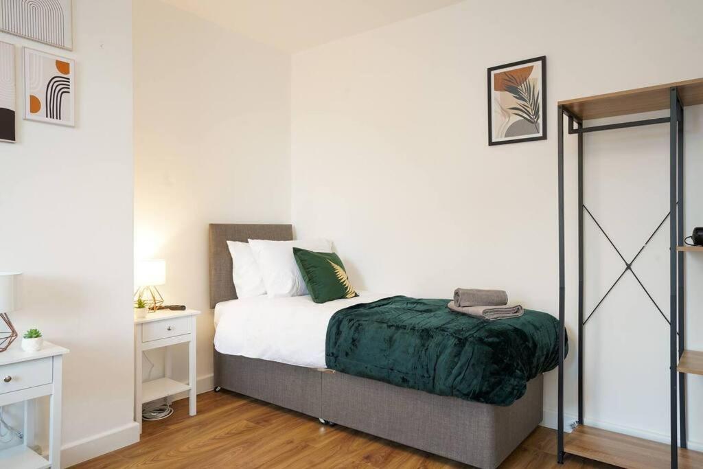 3 Bedroom Home With Free Parking Λιντς Εξωτερικό φωτογραφία